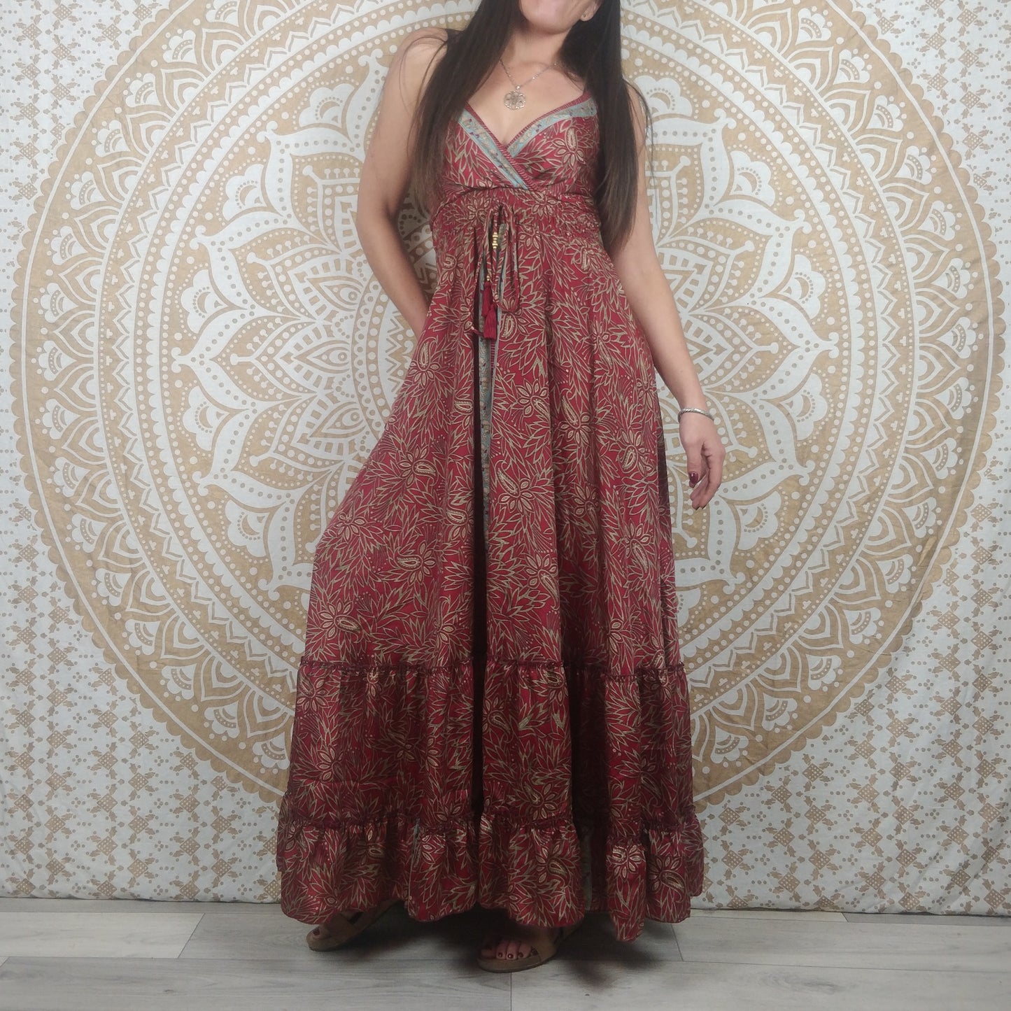 Robe longue femme Sareya en soie indienne. Maxi robe bohème ajustée et évasée. Imprimé paisley rouge.