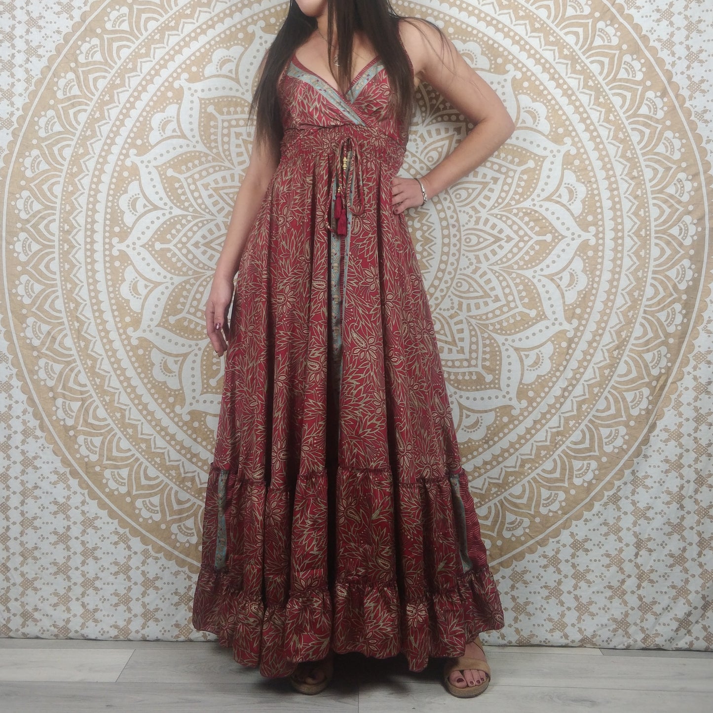 Robe longue femme Sareya en soie indienne. Maxi robe bohème ajustée et évasée. Imprimé paisley rouge.