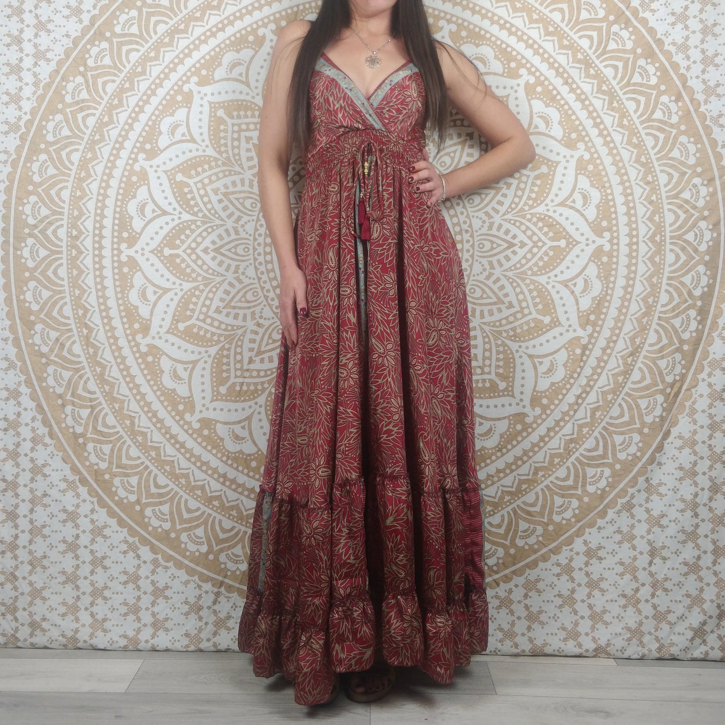 Robe longue femme Sareya en soie indienne. Maxi robe bohème ajustée et évasée. Imprimé paisley rouge.