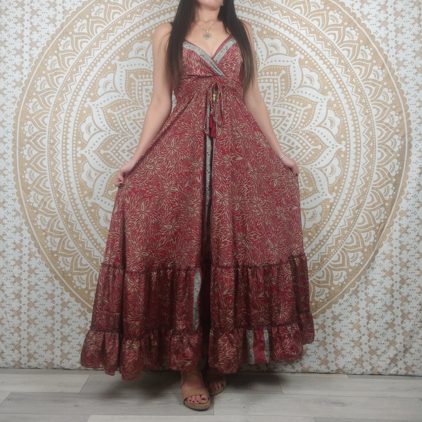 Robe longue femme Sareya en soie indienne. Maxi robe bohème ajustée et évasée. Imprimé paisley rouge.