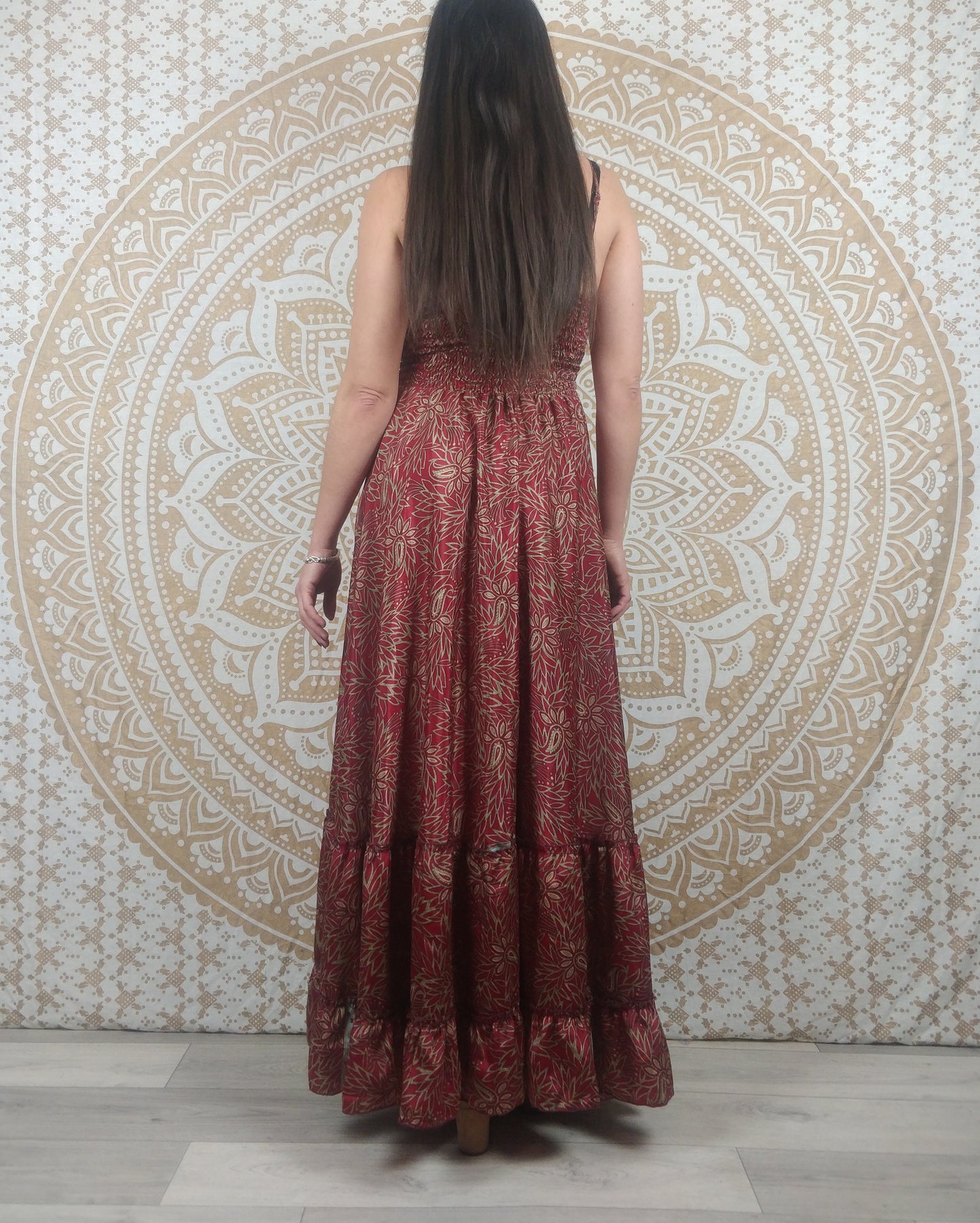 Robe longue femme Sareya en soie indienne. Maxi robe bohème ajustée et évasée. Imprimé paisley rouge.