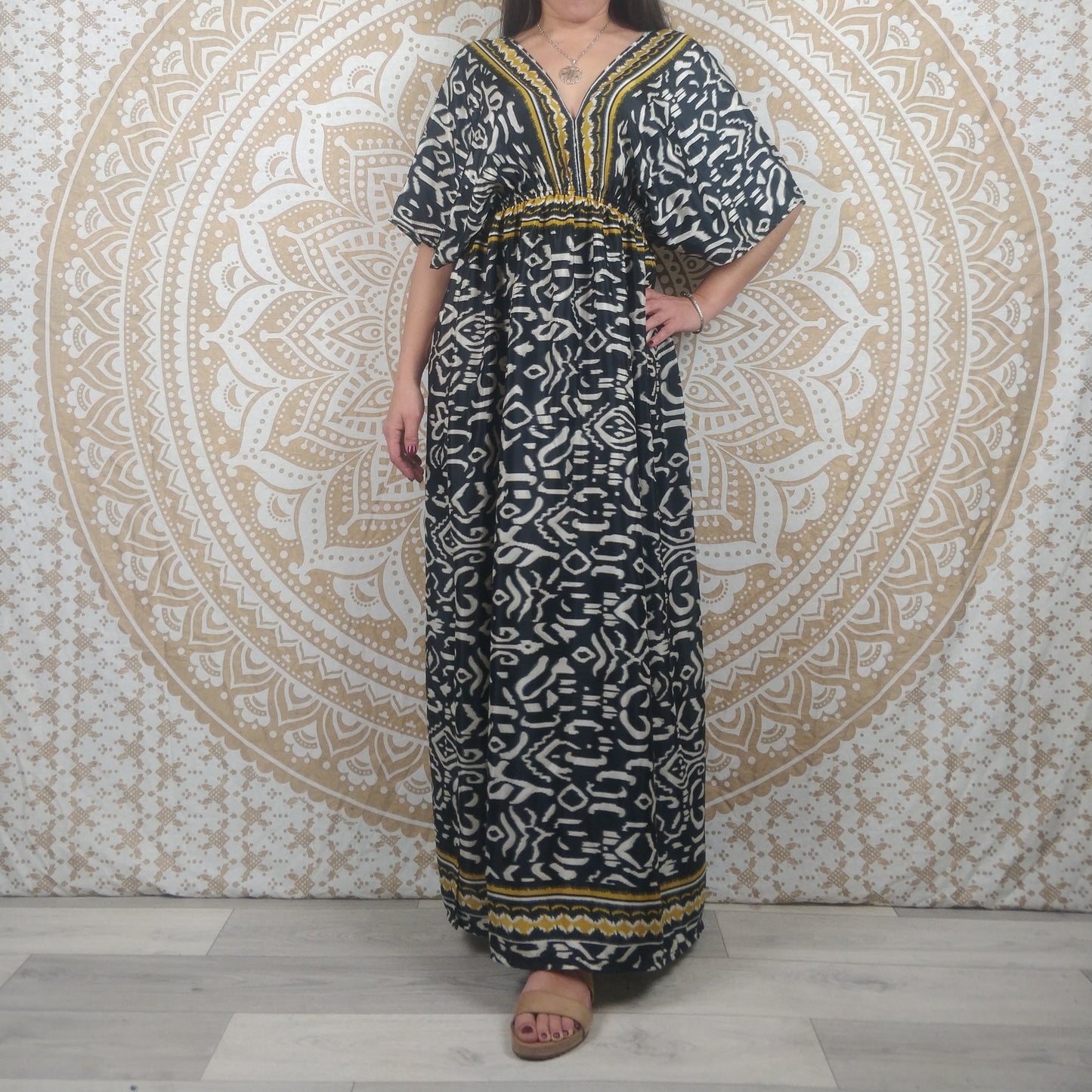 Robe longue Dhanela en soie indienne. Robe bohème fendue sur les côtés, col en V. Imprimé paisley bordeaux / ethnique noir et blanc.