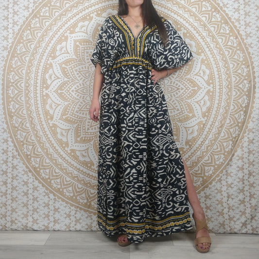 Robe longue Dhanela en soie indienne. Robe bohème fendue sur les côtés, col en V. Imprimé paisley bordeaux / ethnique noir et blanc.