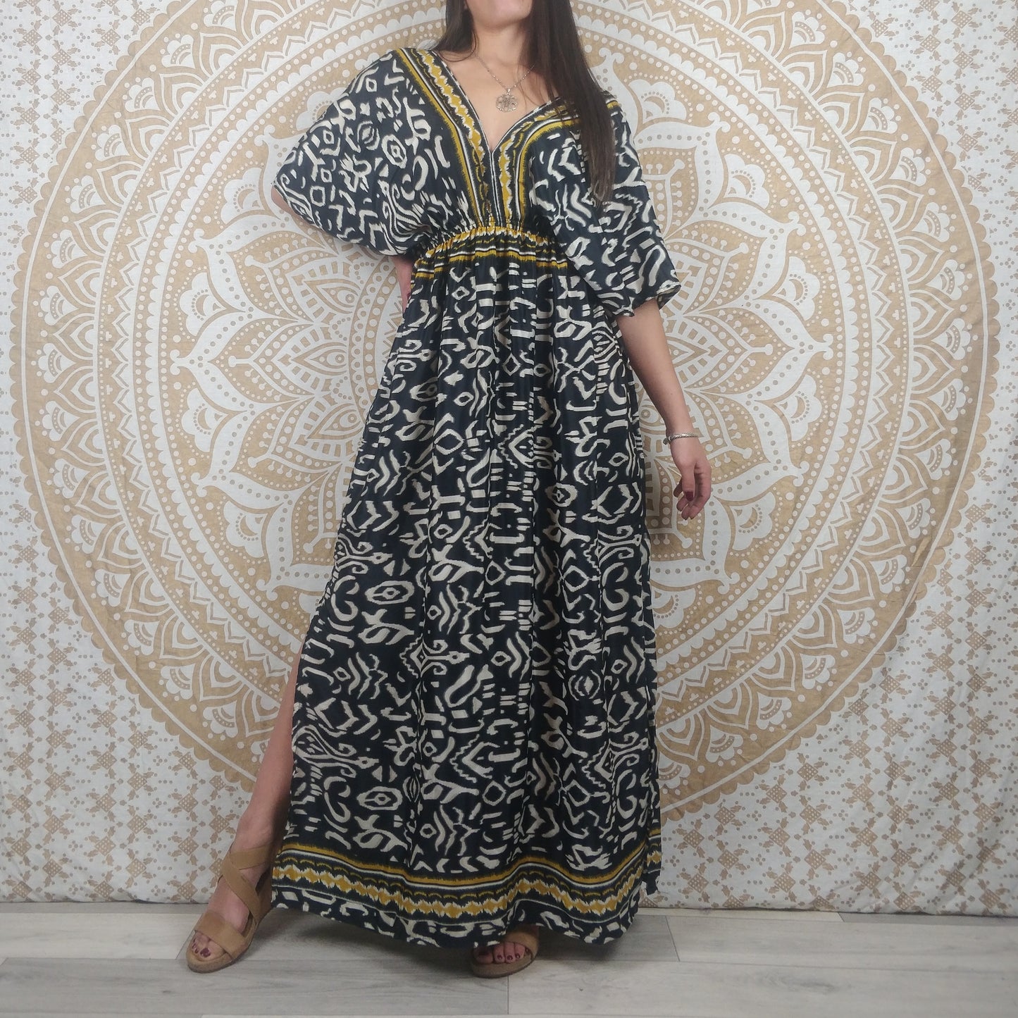 Robe longue Dhanela en soie indienne. Robe bohème fendue sur les côtés, col en V. Imprimé paisley bordeaux / ethnique noir et blanc.