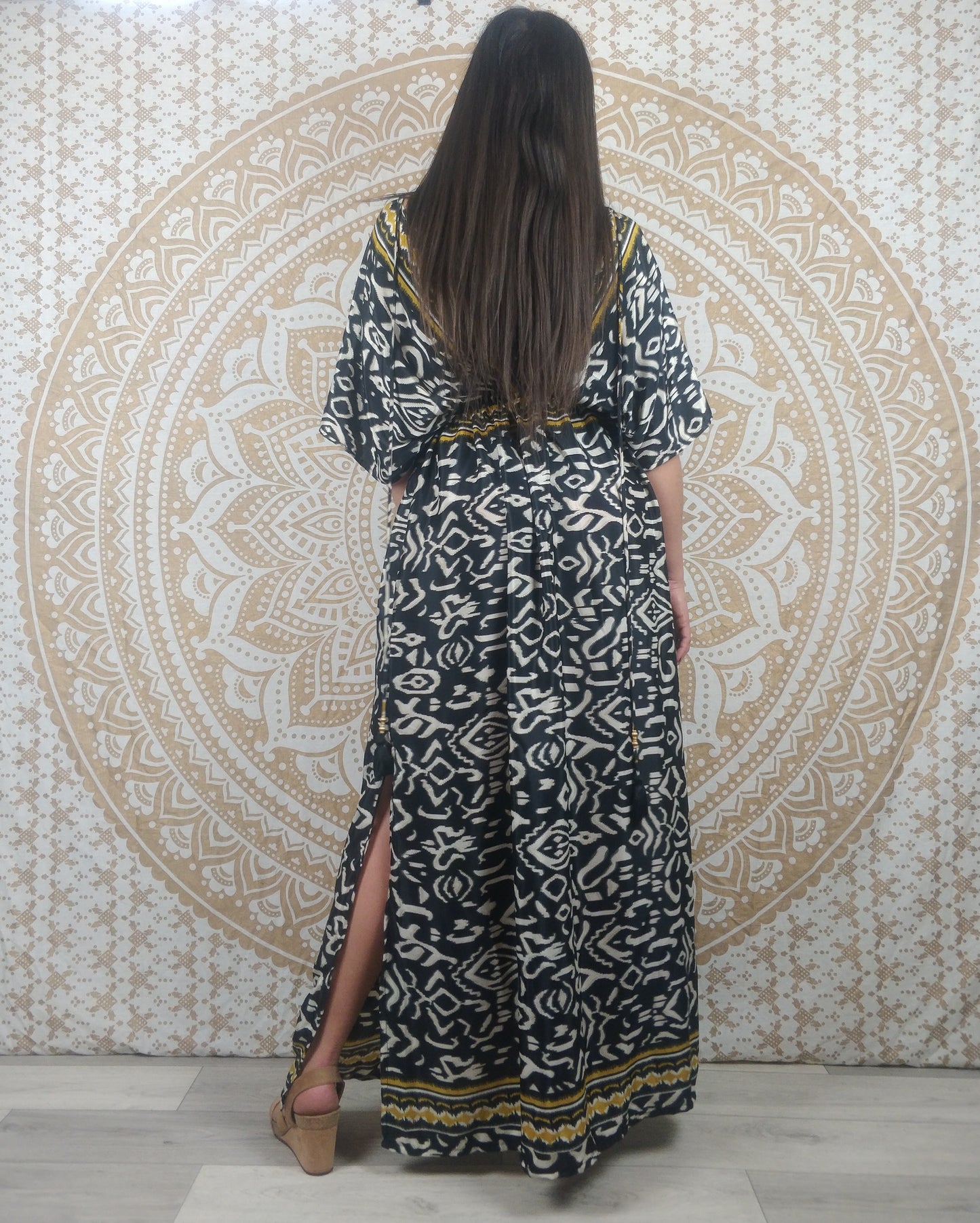 Robe longue Dhanela en soie indienne. Robe bohème fendue sur les côtés, col en V. Imprimé paisley bordeaux / ethnique noir et blanc.