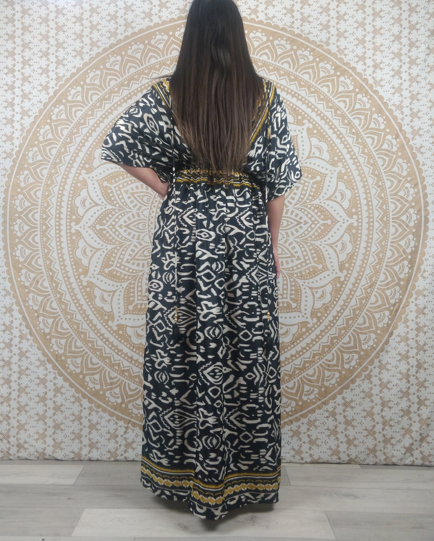 Robe longue Dhanela en soie indienne. Robe bohème fendue sur les côtés, col en V. Imprimé paisley bordeaux / ethnique noir et blanc.