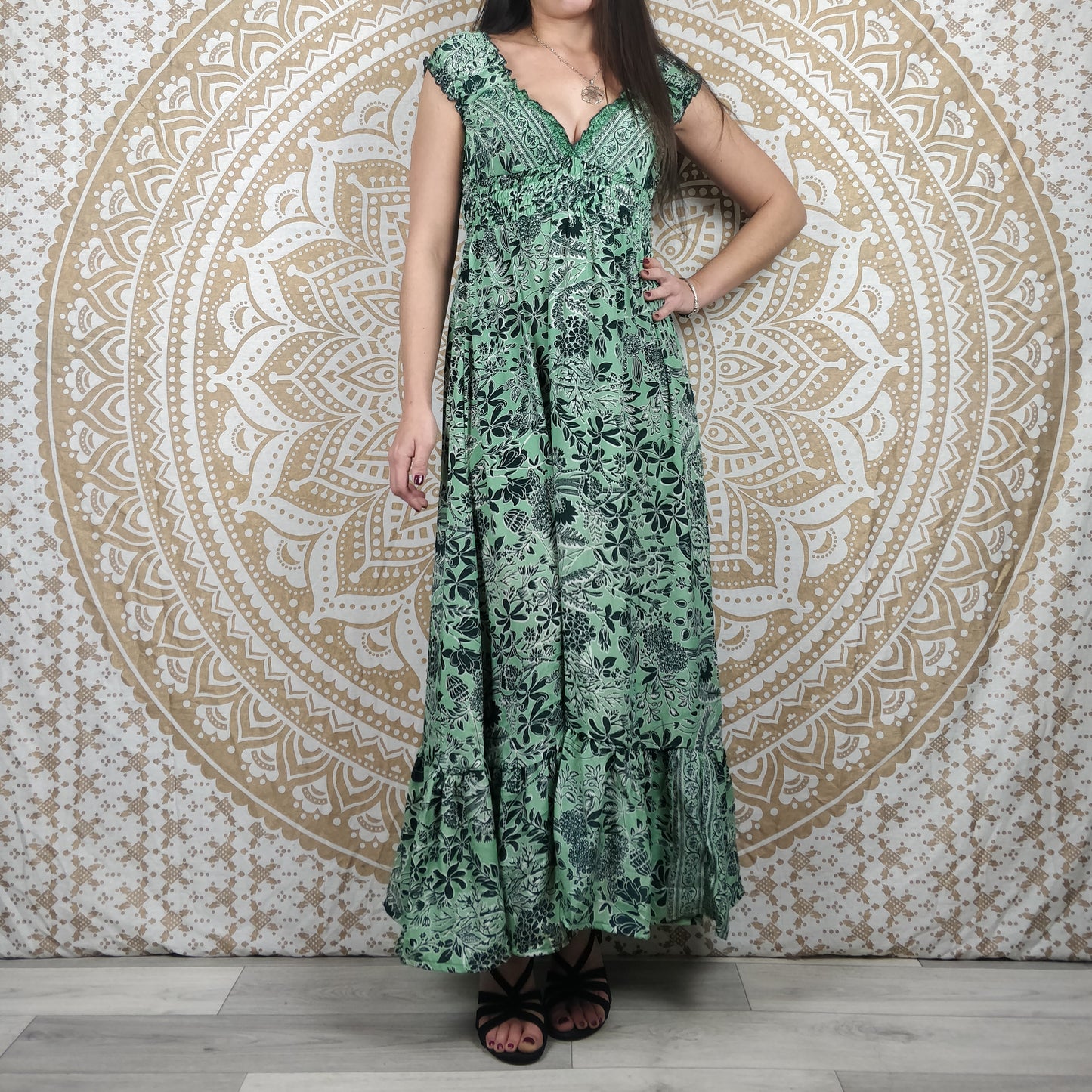 Robe longue Khersa en soie indienne. Maxi robe bohème en soie indienne avec manches courtes. Imprimé fleuri vert.