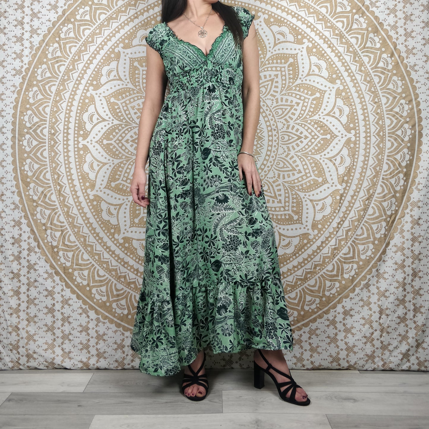 Robe longue Khersa en soie indienne. Maxi robe bohème en soie indienne avec manches courtes. Imprimé fleuri vert.