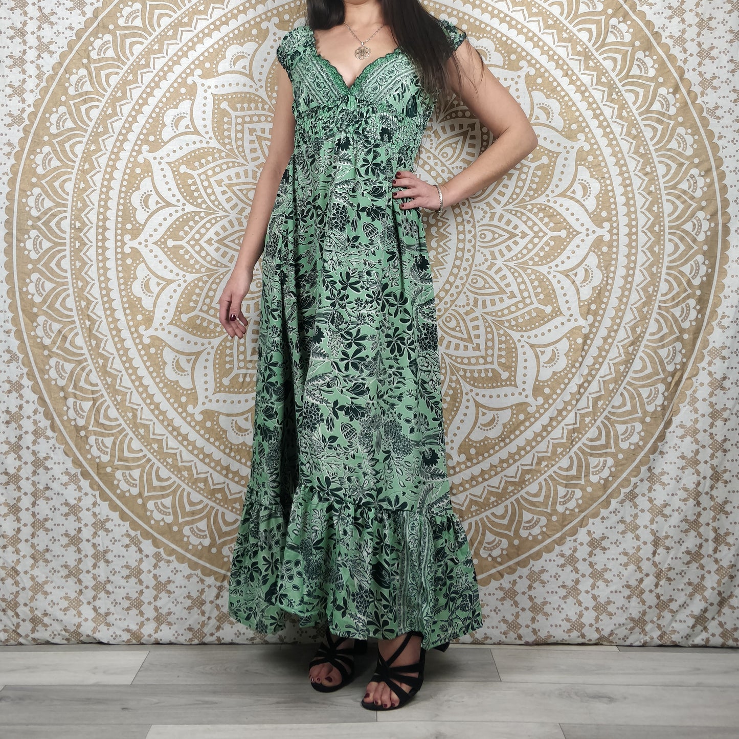 Robe longue Khersa en soie indienne. Maxi robe bohème en soie indienne avec manches courtes. Imprimé fleuri vert.