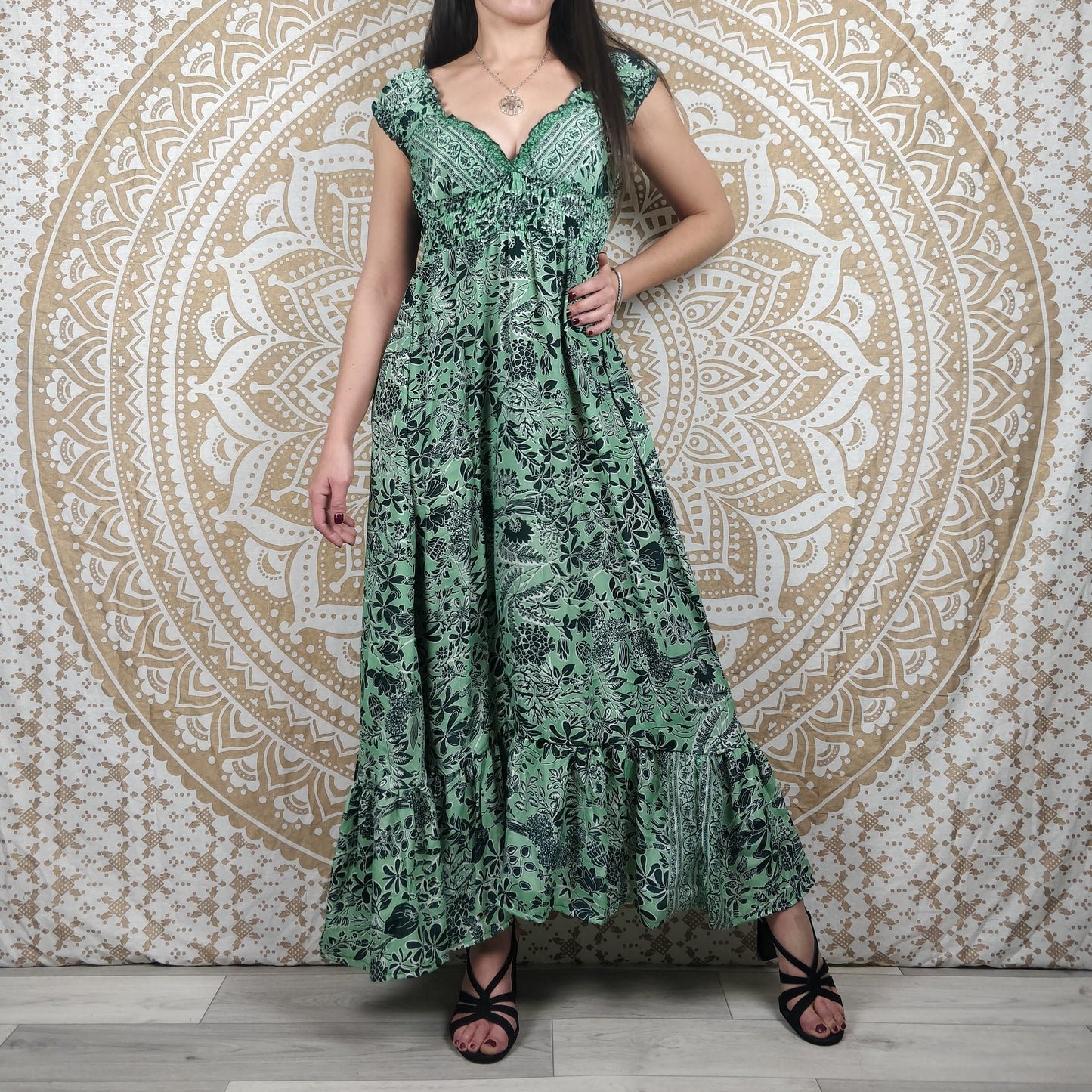 Robe longue Khersa en soie indienne. Maxi robe bohème en soie indienne avec manches courtes. Imprimé fleuri vert.