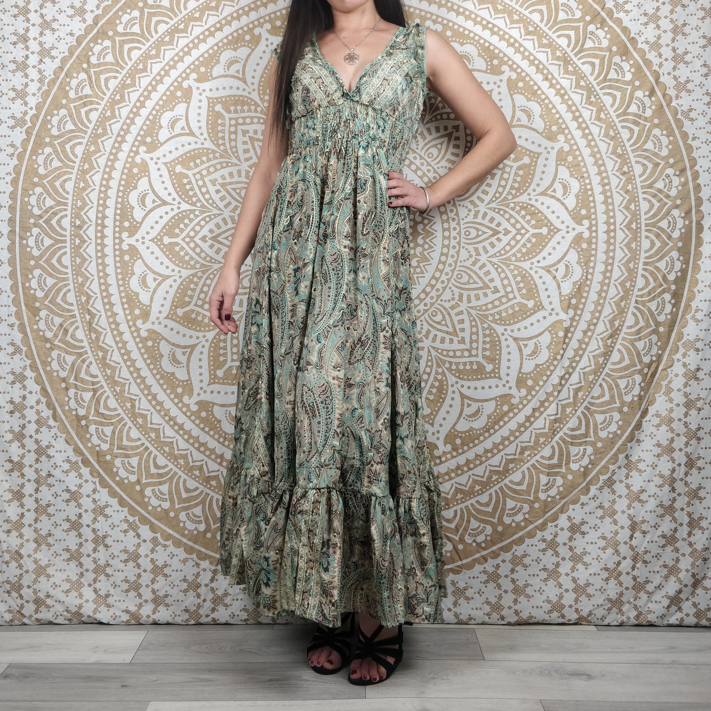 Robe longue Khersa en soie indienne. Maxi robe bohème en soie indienne avec manches courtes. Imprimé ethniquepaisley bleu avec insertions or.