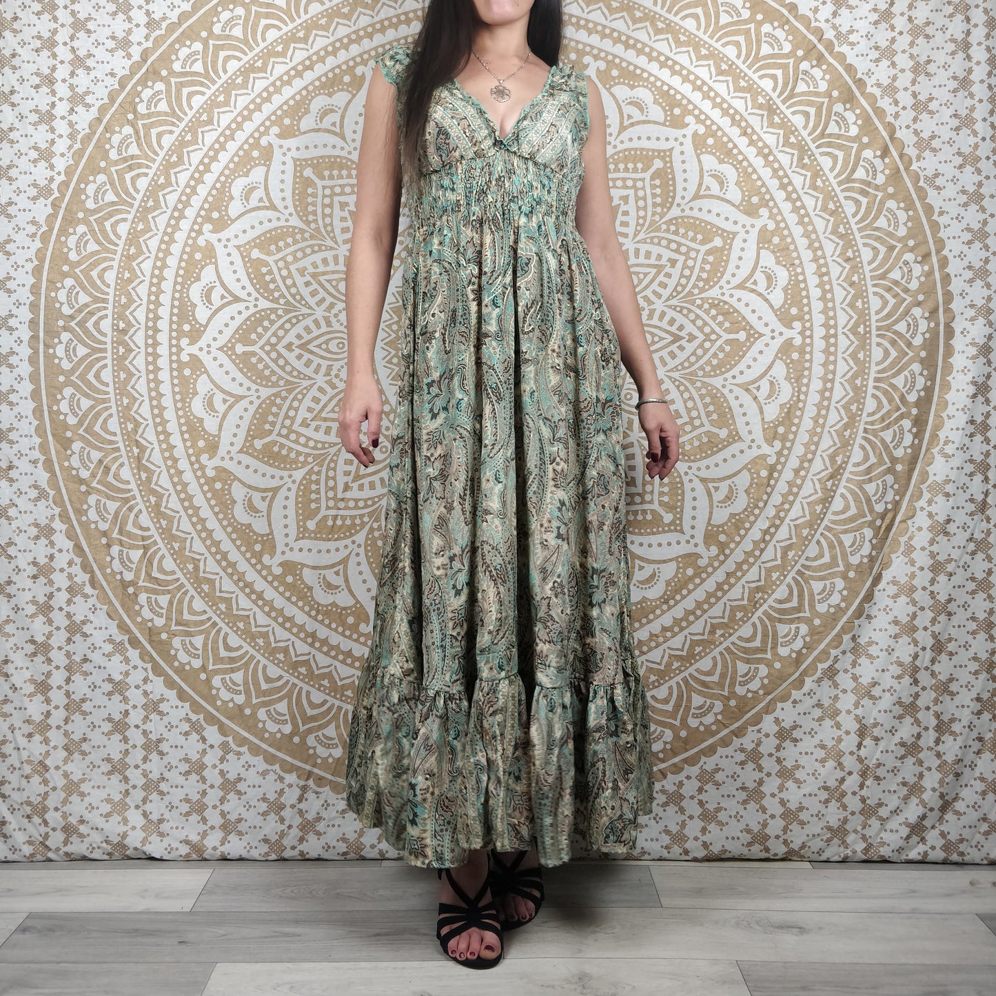 Robe longue Khersa en soie indienne. Maxi robe bohème en soie indienne avec manches courtes. Imprimé ethniquepaisley bleu avec insertions or.