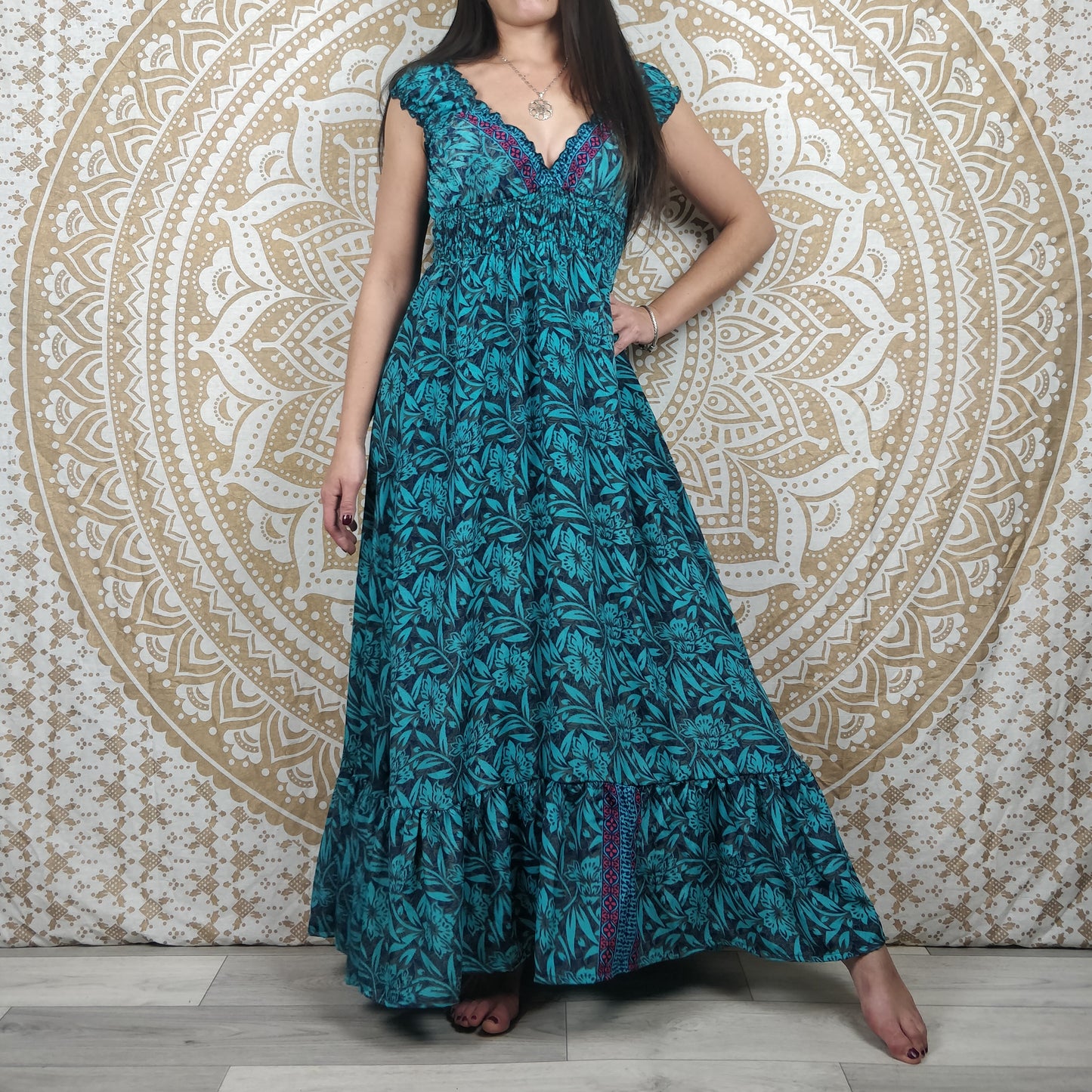 Robe longue Khersa en soie indienne. Maxi robe bohème en soie indienne avec manches courtes. Imprimé fleuri bleu.