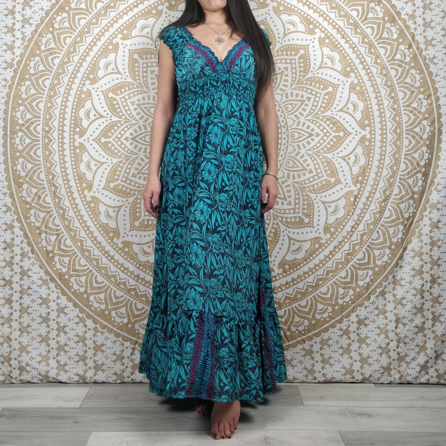 Robe longue Khersa en soie indienne. Maxi robe bohème en soie indienne avec manches courtes. Imprimé fleuri bleu.