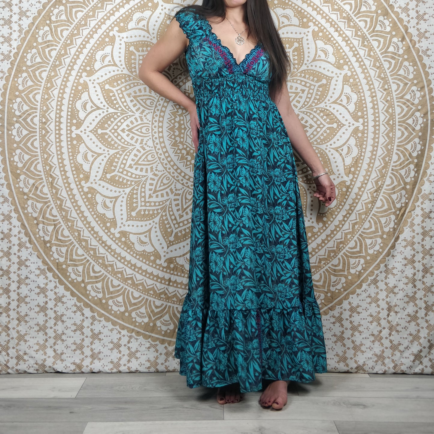 Robe longue Khersa en soie indienne. Maxi robe bohème en soie indienne avec manches courtes. Imprimé fleuri bleu.