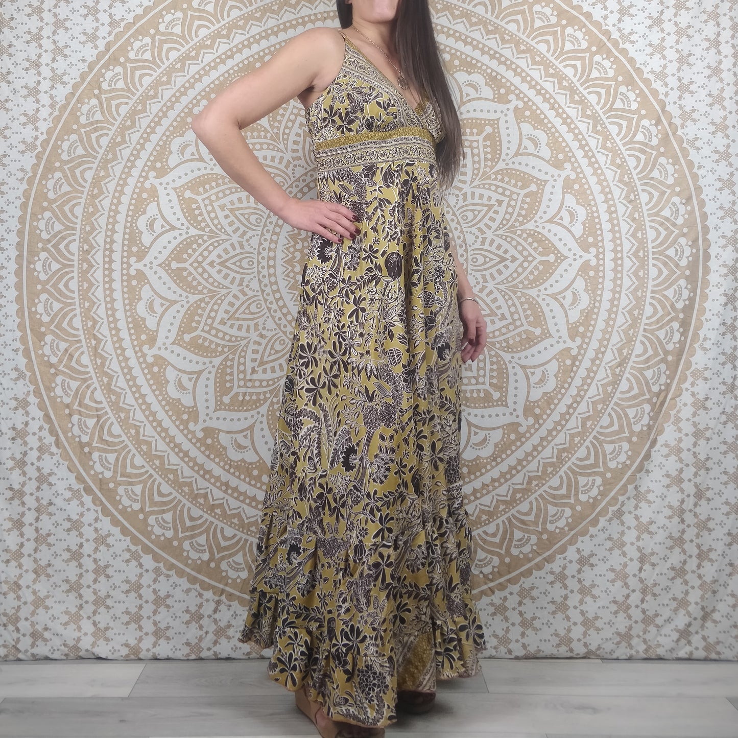 Robe longue Itara en soie indienne. Maxi robe bohème évasée avec bretelles. Imprimé fleuri marron.