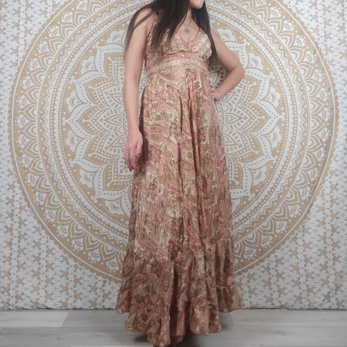 Robe longue Itara en soie indienne. Maxi robe bohème évasée avec bretelles. Imprimé paisley rose avce insertions or.