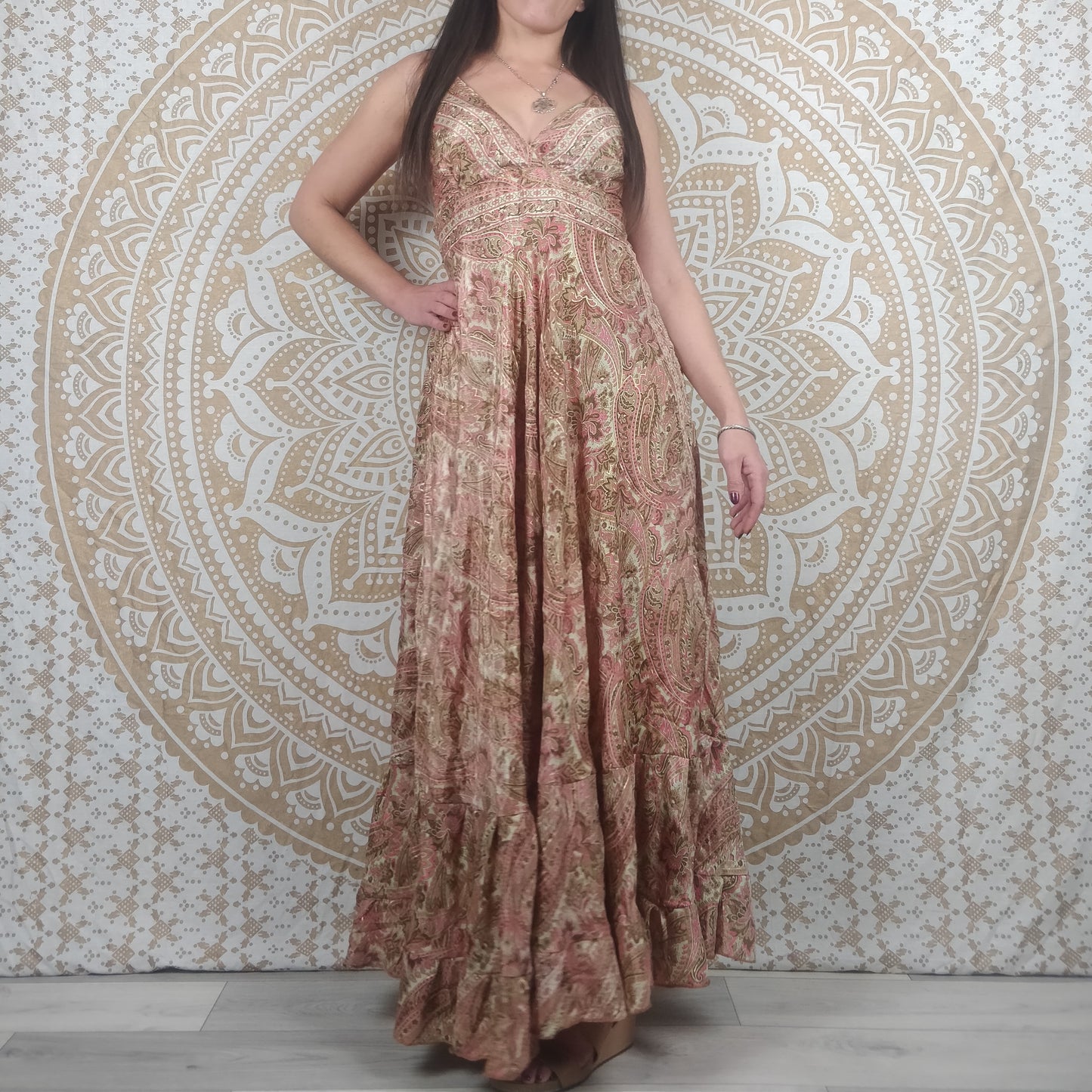 Robe longue Itara en soie indienne. Maxi robe bohème évasée avec bretelles. Imprimé paisley rose avce insertions or.