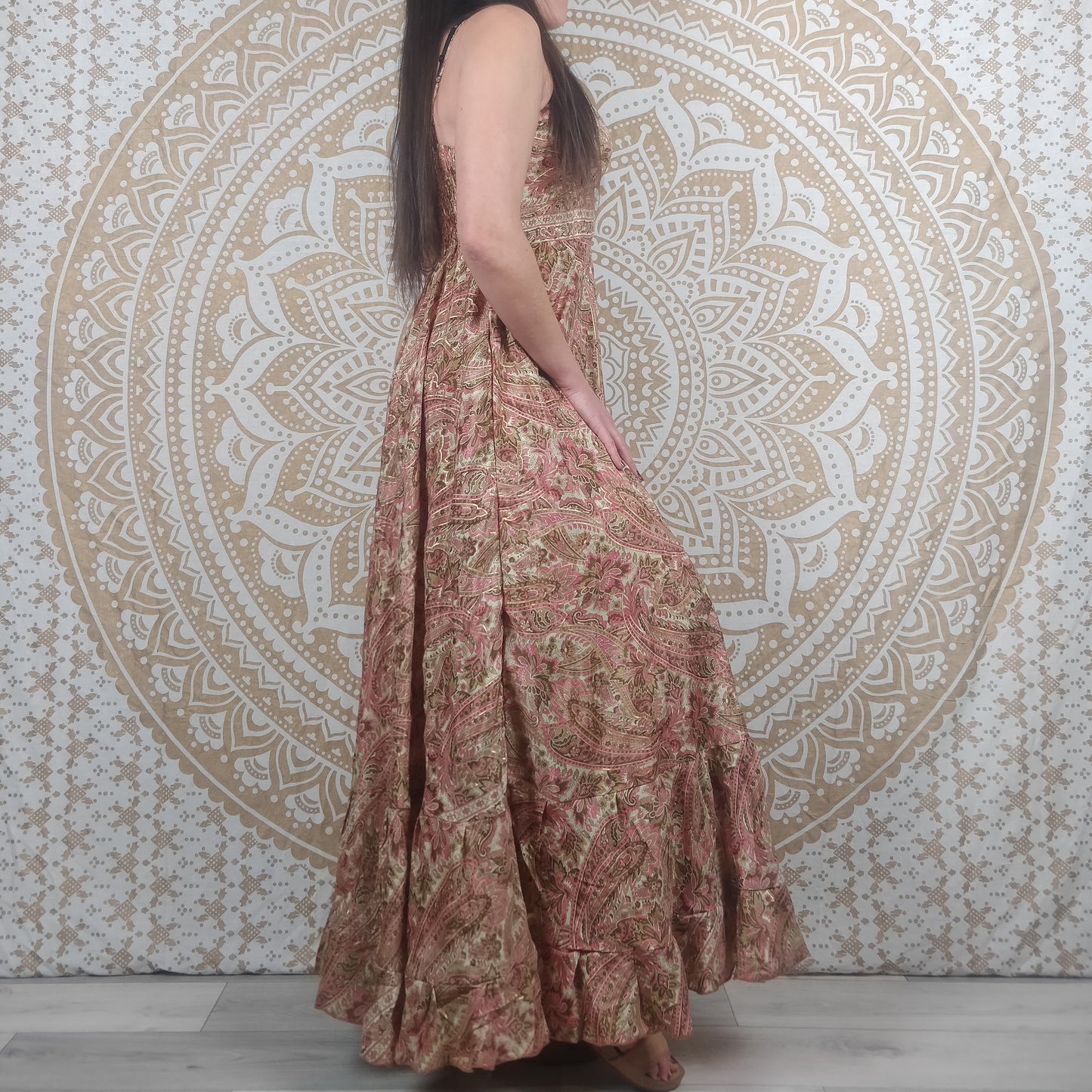 Robe longue Itara en soie indienne. Maxi robe bohème évasée avec bretelles. Imprimé paisley rose avce insertions or.