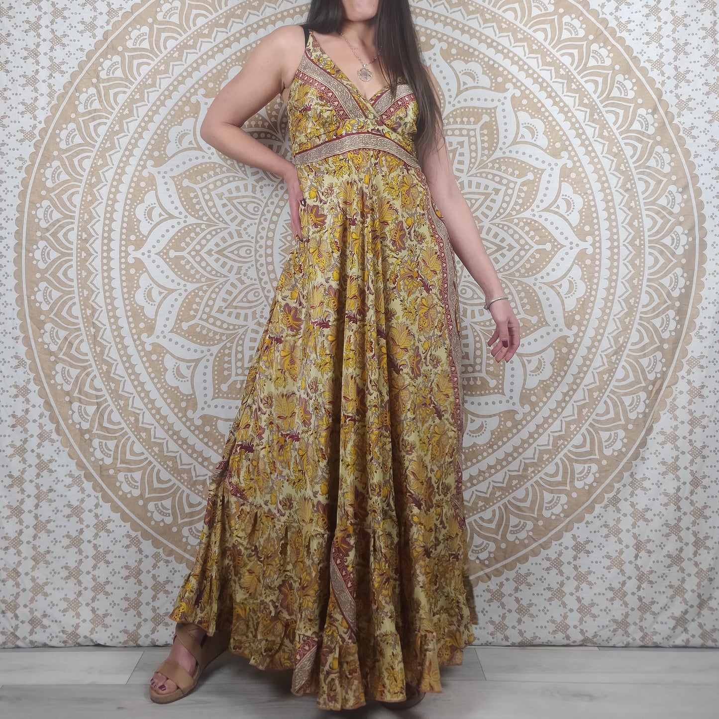 Robe longue Itara en soie indienne. Maxi robe bohème évasée avec bretelles. Imprimé fleuri jaune.