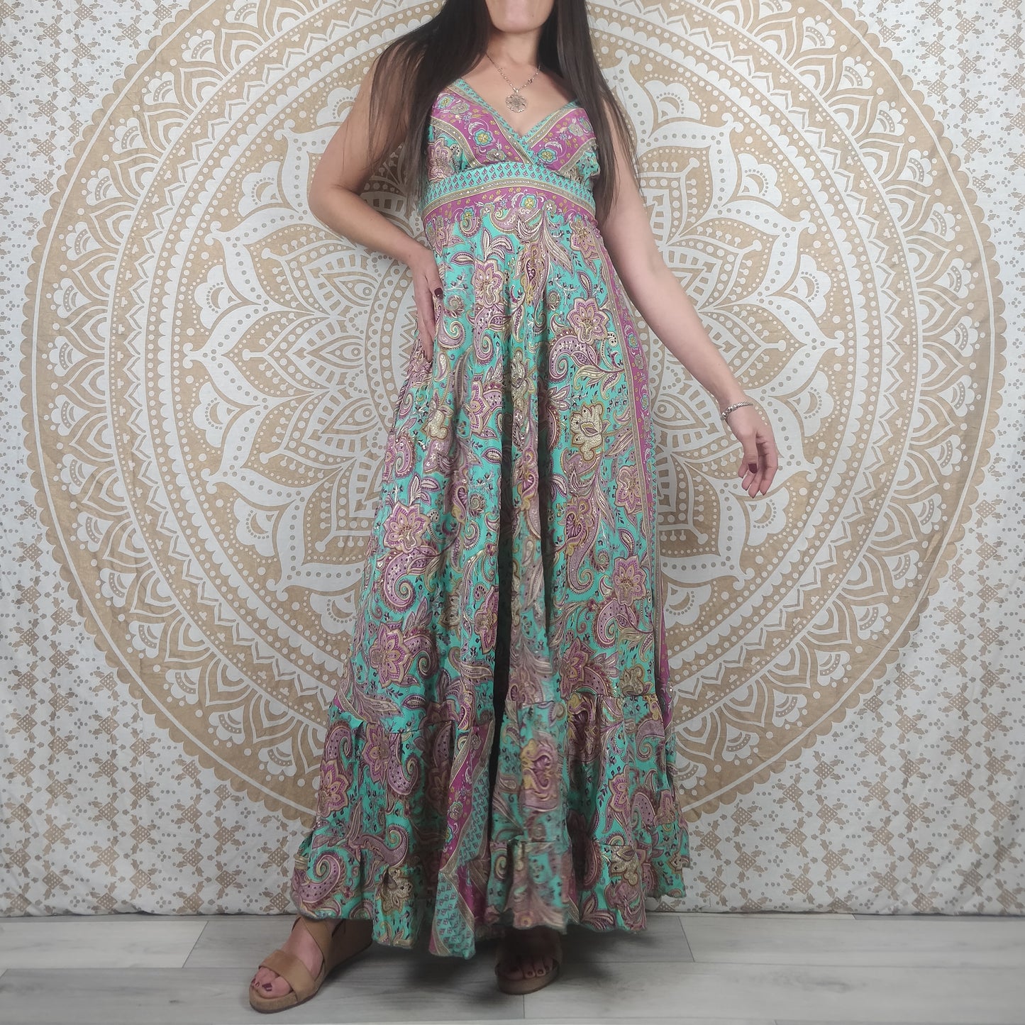 Robe longue Itara en soie indienne. Maxi robe bohème évasée avec bretelles. Imprimé fleuri bleu et rose avec insertions or.