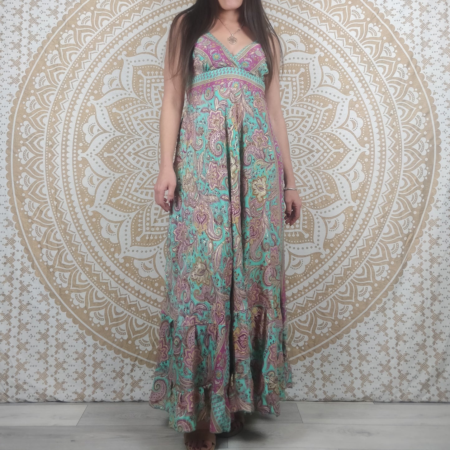 Robe longue Itara en soie indienne. Maxi robe bohème évasée avec bretelles. Imprimé fleuri bleu et rose avec insertions or.