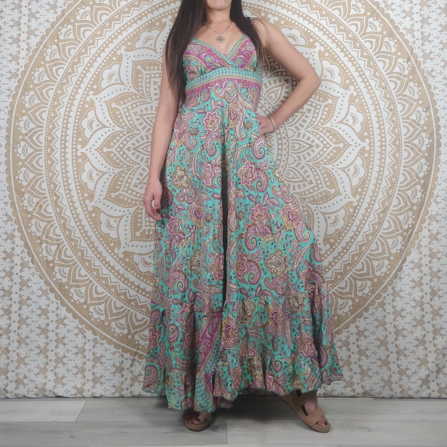 Robe longue Itara en soie indienne. Maxi robe bohème évasée avec bretelles. Imprimé fleuri bleu et rose avec insertions or.