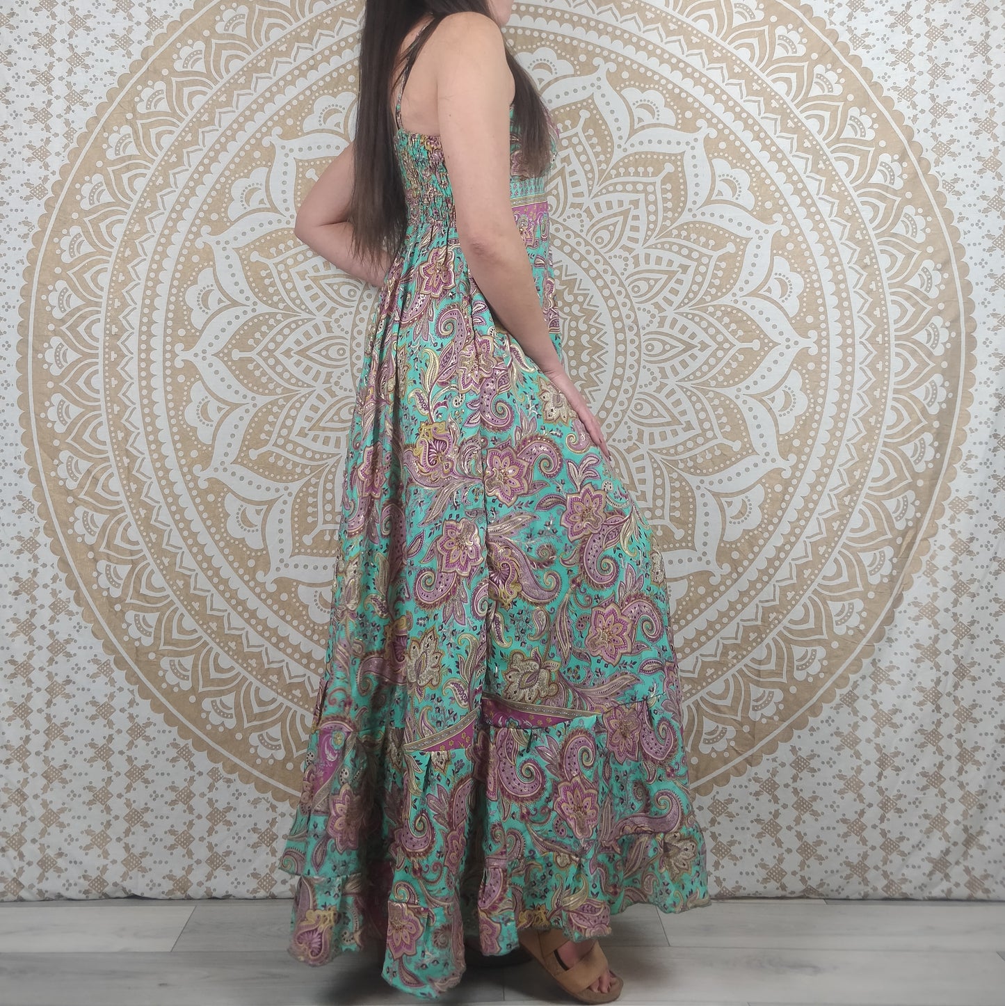 Robe longue Itara en soie indienne. Maxi robe bohème évasée avec bretelles. Imprimé fleuri bleu et rose avec insertions or.