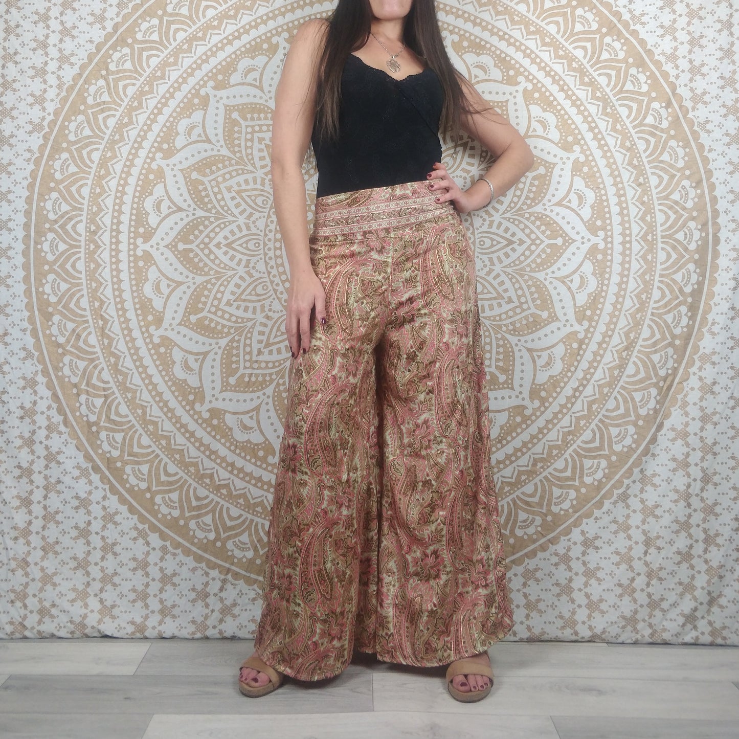 Pantalon femme Ajeeta en soie indienne. Pantalon boho ample, coupe droite. Imprimé paisley rose avec insertions dorées.