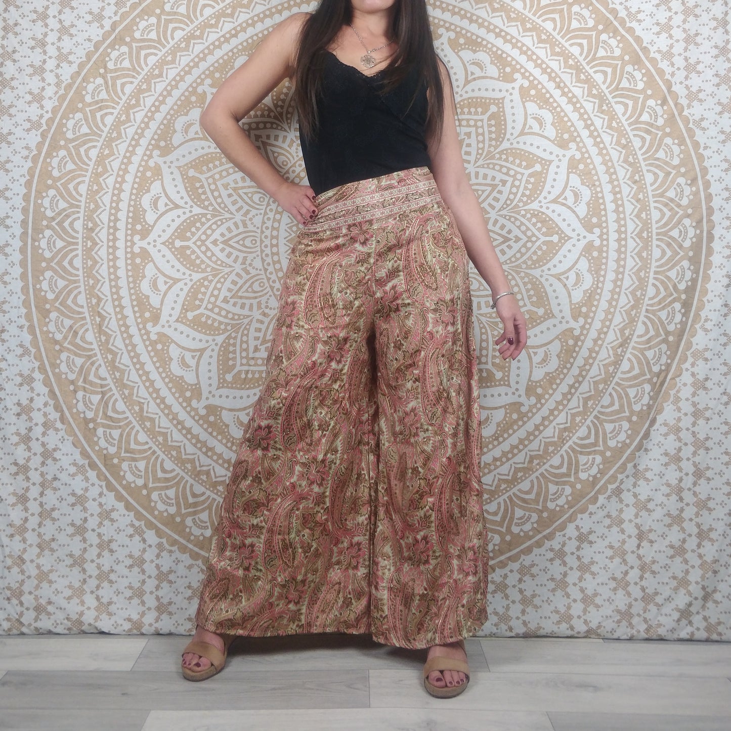 Pantalon femme Ajeeta en soie indienne. Pantalon boho ample, coupe droite. Imprimé paisley rose avec insertions dorées.