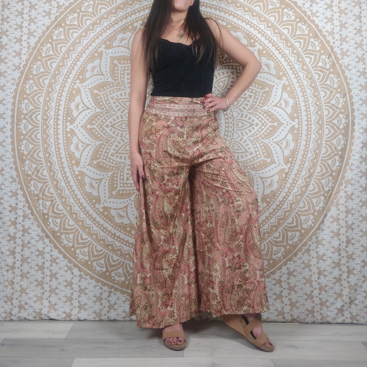 Pantalon femme Ajeeta en soie indienne. Pantalon boho ample, coupe droite. Imprimé paisley rose avec insertions dorées.