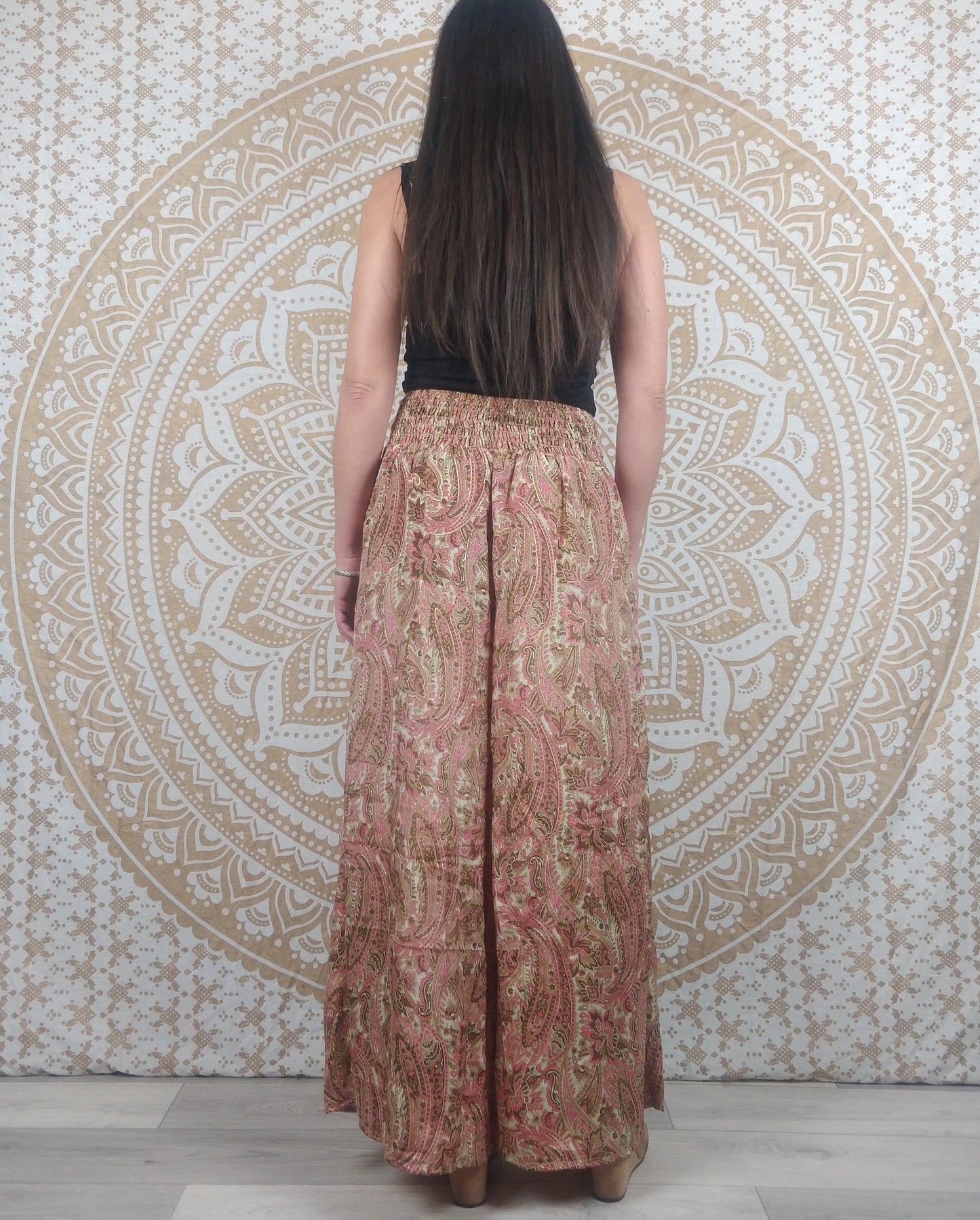 Pantalon femme Ajeeta en soie indienne. Pantalon boho ample, coupe droite. Imprimé paisley rose avec insertions dorées.