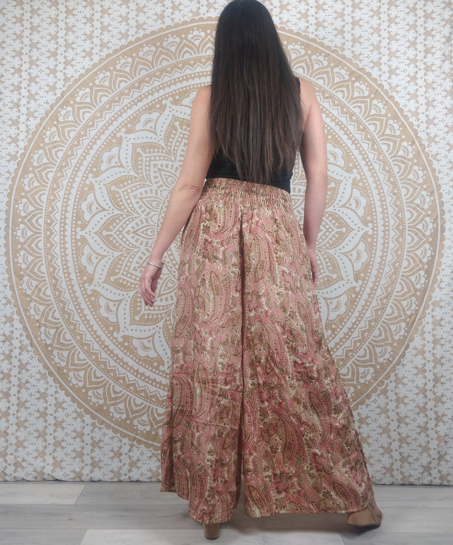 Pantalon femme Ajeeta en soie indienne. Pantalon boho ample, coupe droite. Imprimé paisley rose avec insertions dorées.