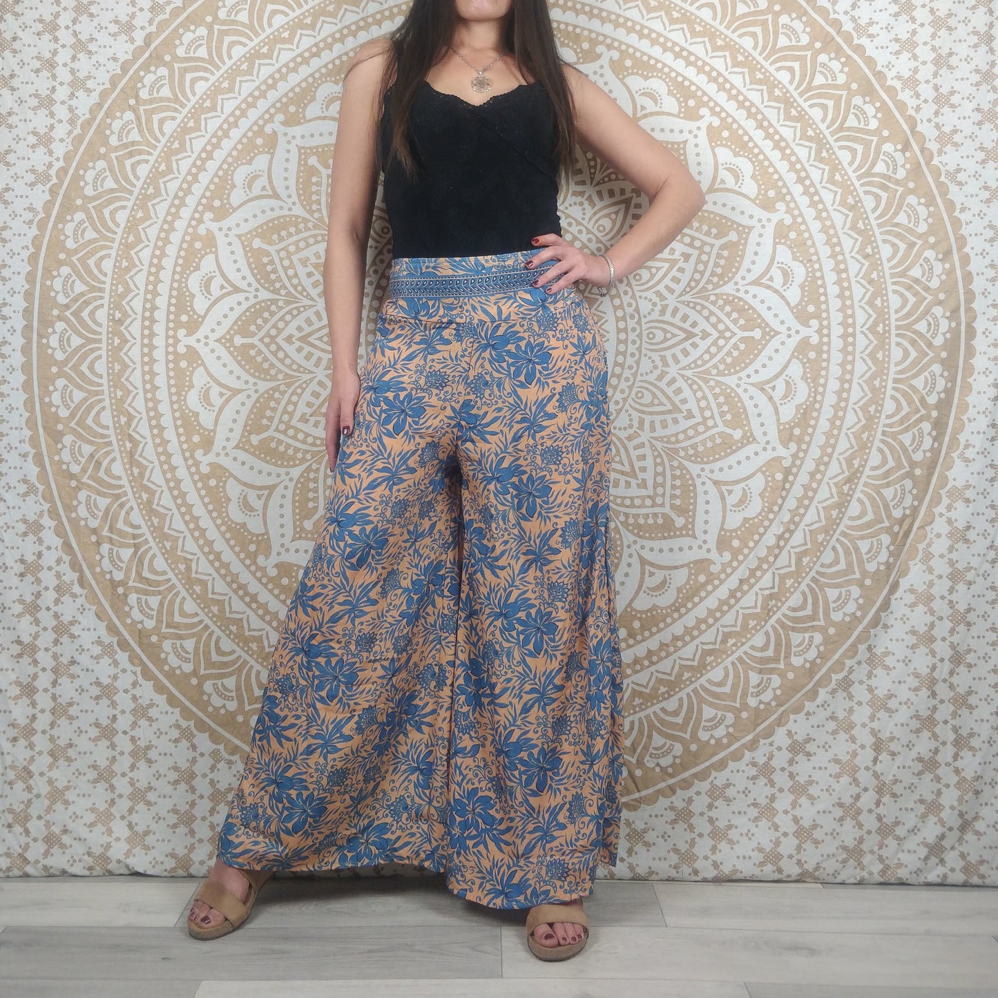 Pantalon femme Ajeeta en soie indienne. Pantalon boho ample, coupe droite. Imprimé fleuri orange et bleu.