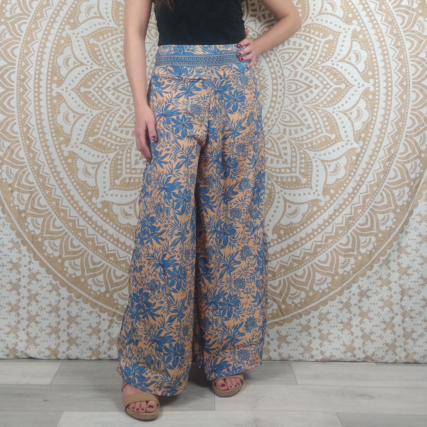 Pantalon femme Ajeeta en soie indienne. Pantalon boho ample, coupe droite. Imprimé fleuri orange et bleu.