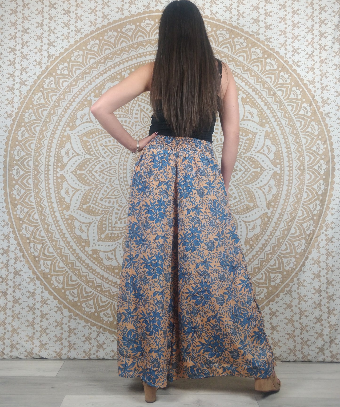 Pantalon femme Ajeeta en soie indienne. Pantalon boho ample, coupe droite. Imprimé fleuri orange et bleu.