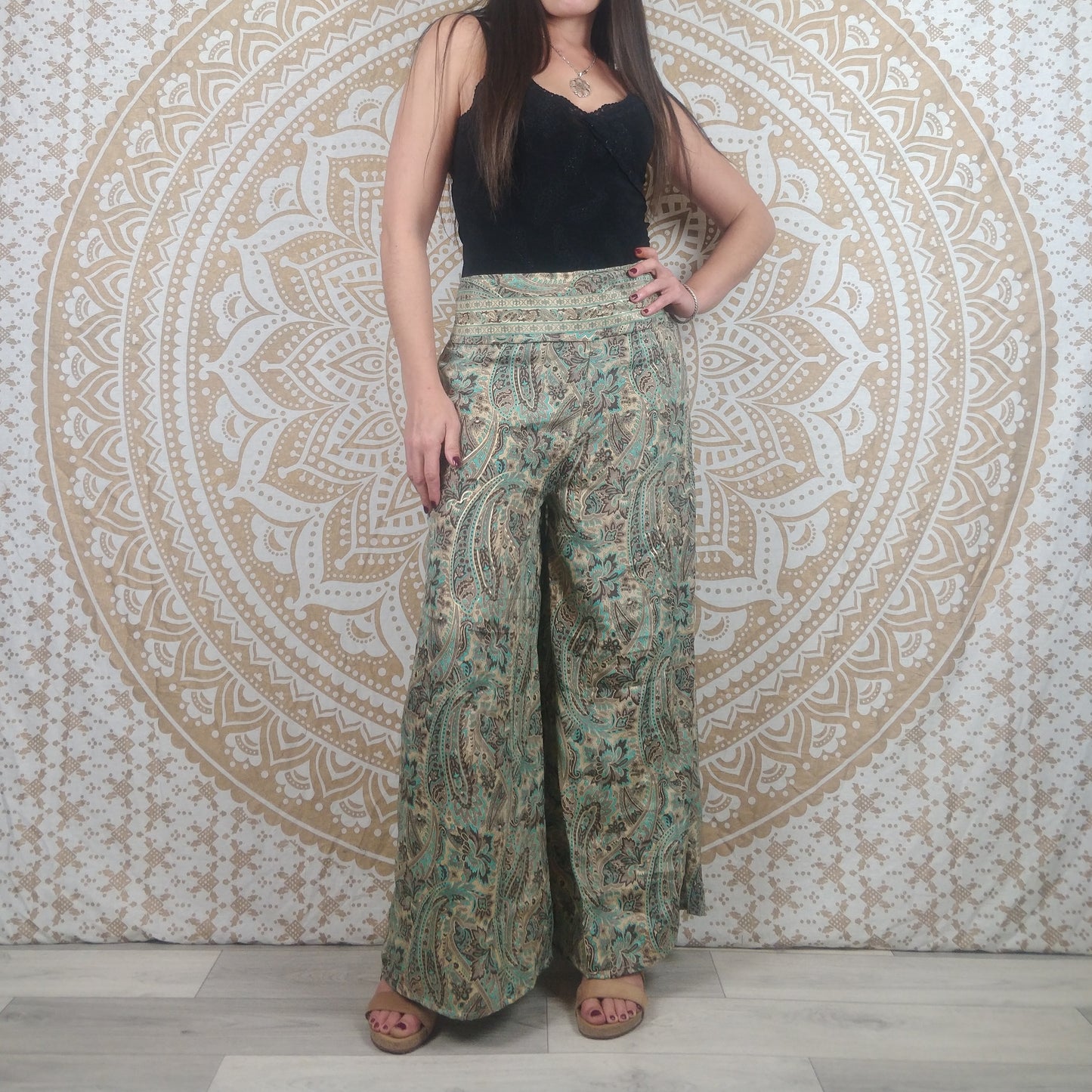 Pantalon femme Ajeeta en soie indienne. Pantalon boho ample, coupe droite. Imprimé paisley bleu avec insertions dorées.