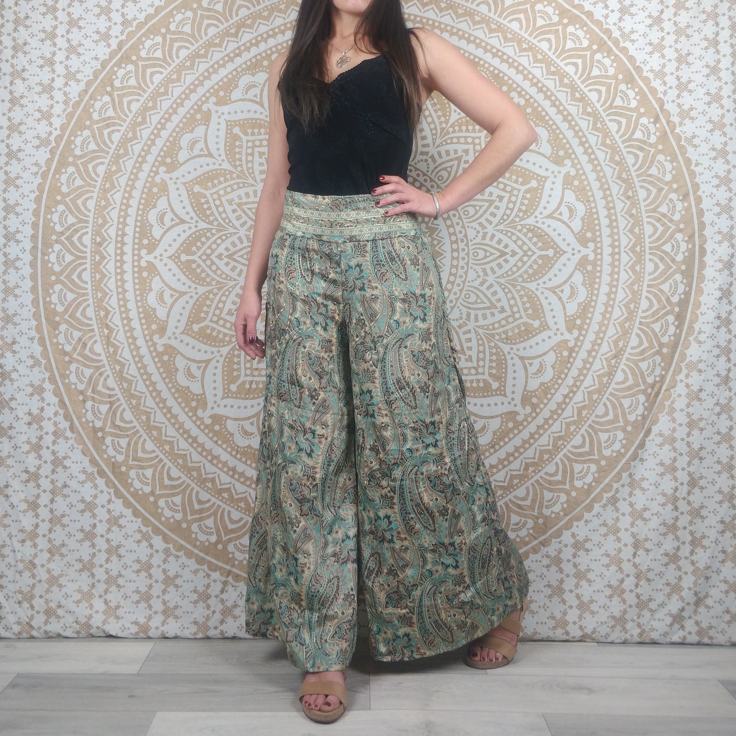 Pantalon femme Ajeeta en soie indienne. Pantalon boho ample, coupe droite. Imprimé paisley bleu avec insertions dorées.