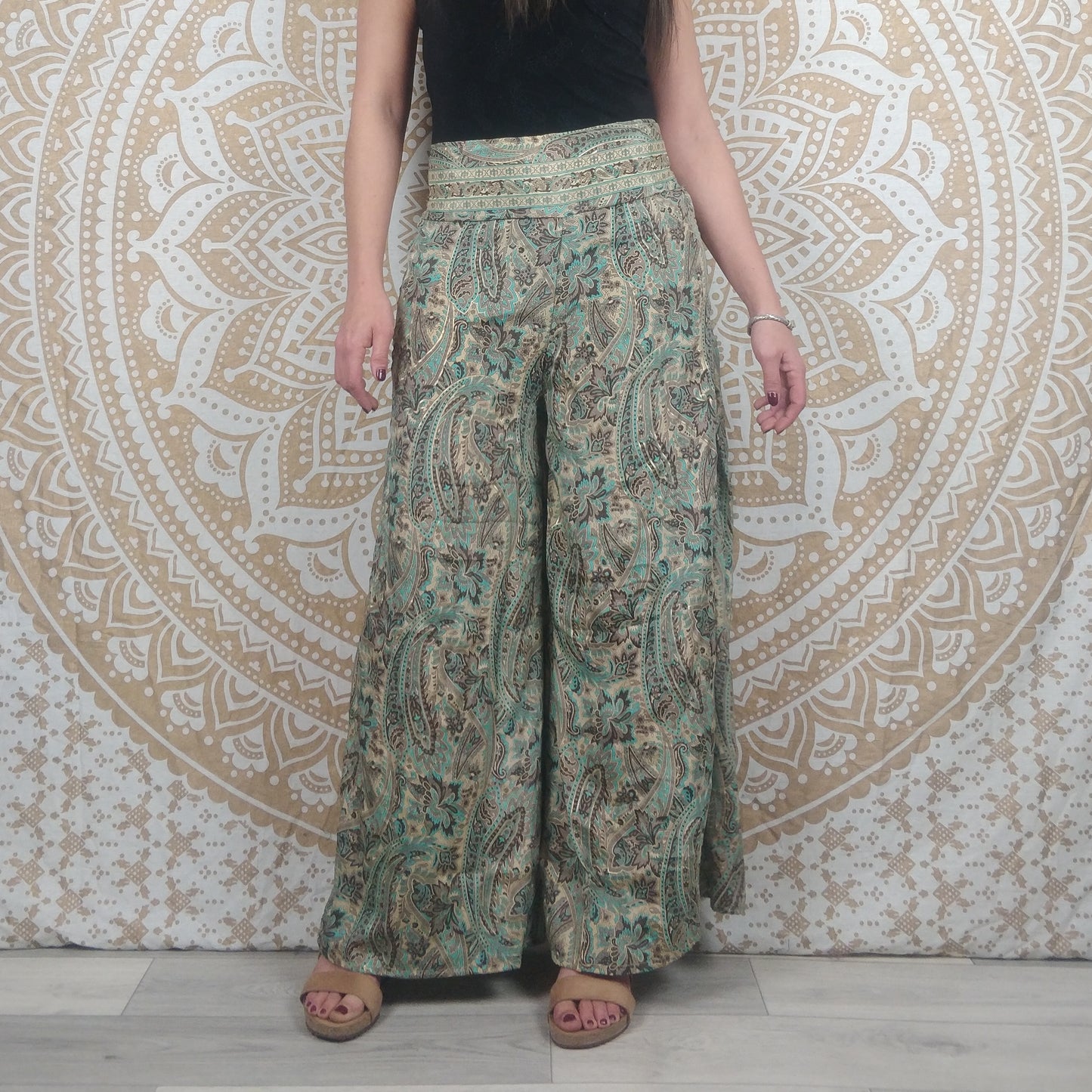 Pantalon femme Ajeeta en soie indienne. Pantalon boho ample, coupe droite. Imprimé paisley bleu avec insertions dorées.