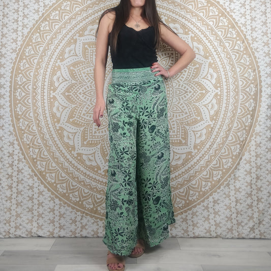 Pantalon femme Ajeeta en soie indienne. Pantalon boho ample, coupe droite. Imprimé fleuri vert.