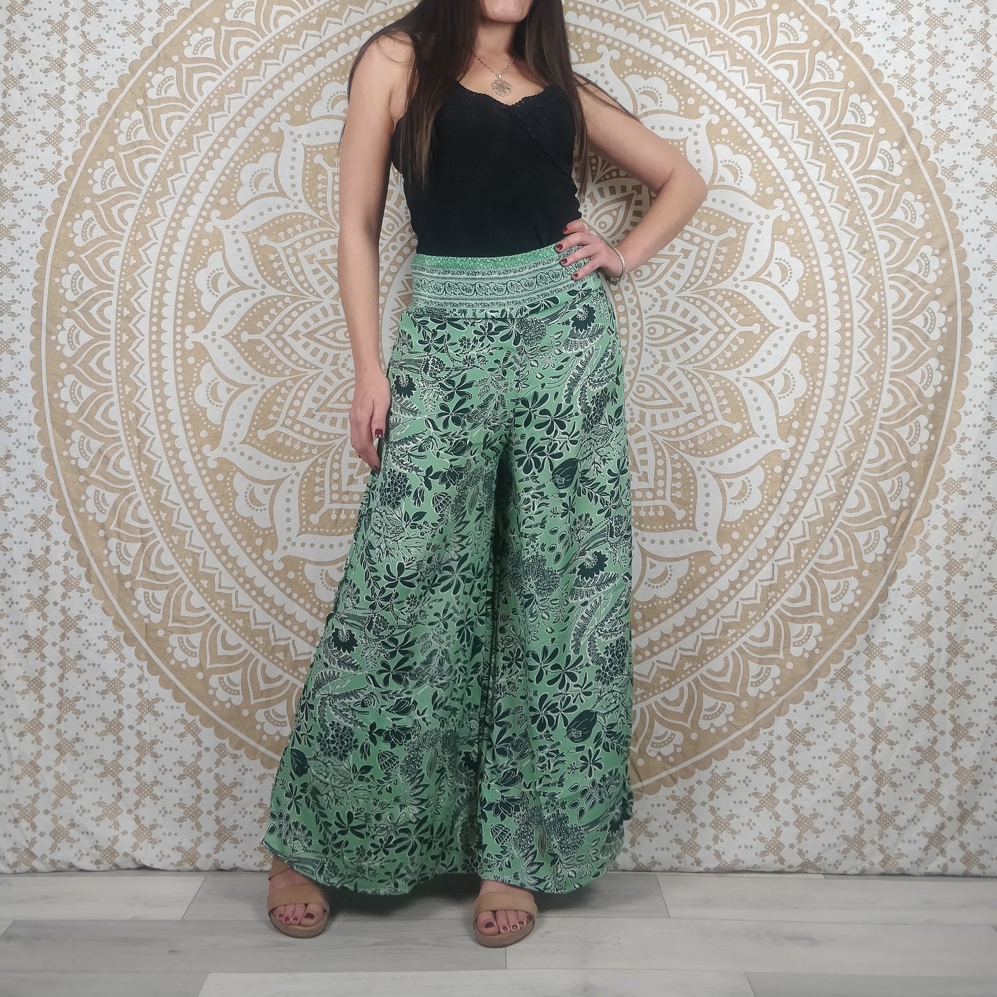 Pantalon femme Ajeeta en soie indienne. Pantalon boho ample, coupe droite. Imprimé fleuri vert.