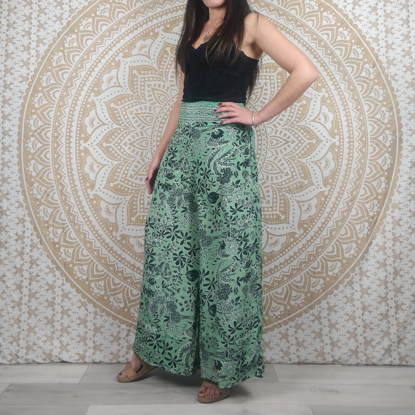 Pantalon femme Ajeeta en soie indienne. Pantalon boho ample, coupe droite. Imprimé fleuri vert.