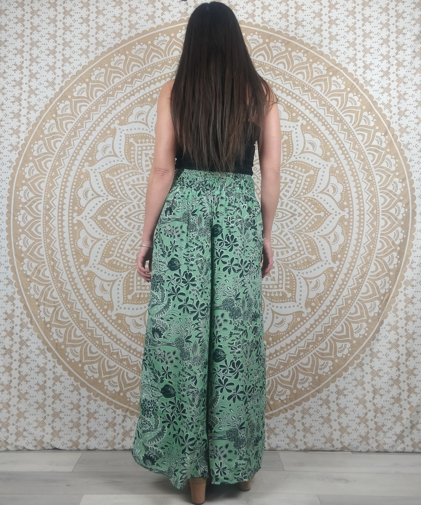 Pantalon femme Ajeeta en soie indienne. Pantalon boho ample, coupe droite. Imprimé fleuri vert.