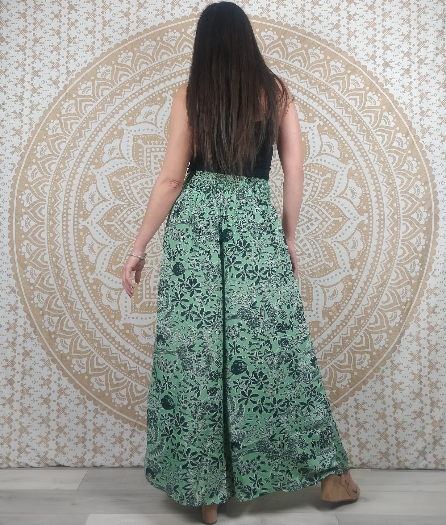 Pantalon femme Ajeeta en soie indienne. Pantalon boho ample, coupe droite. Imprimé fleuri vert.