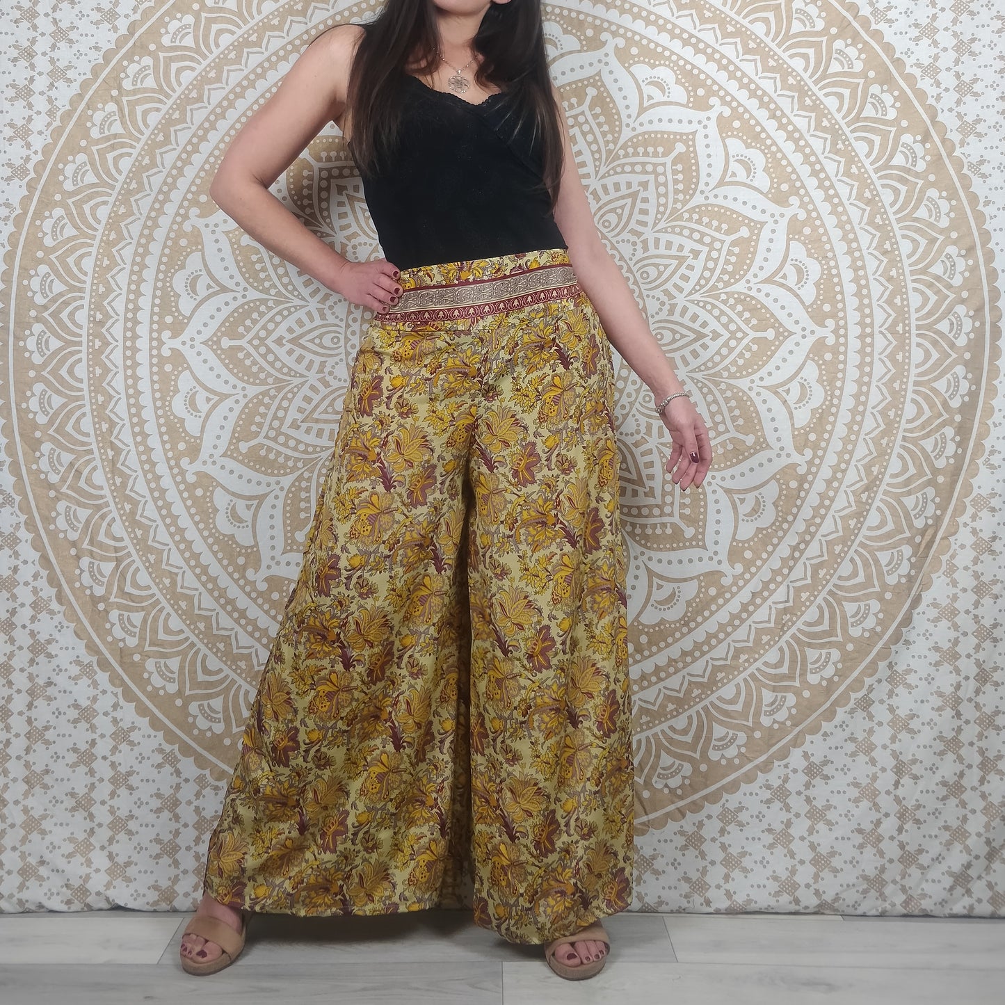 Pantalon femme Ajeeta en soie indienne. Pantalon boho ample, coupe droite. Imprimé fleuri jaune