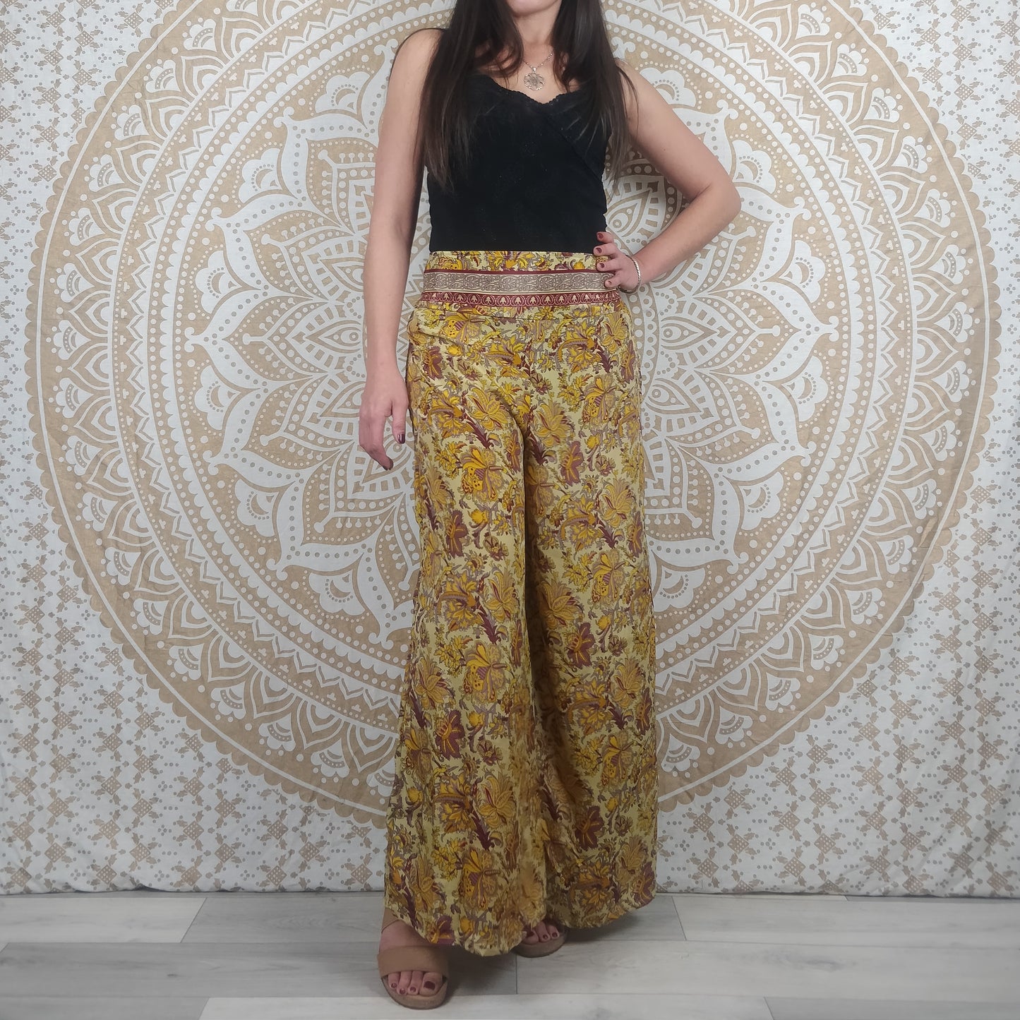 Pantalon femme Ajeeta en soie indienne. Pantalon boho ample, coupe droite. Imprimé fleuri jaune