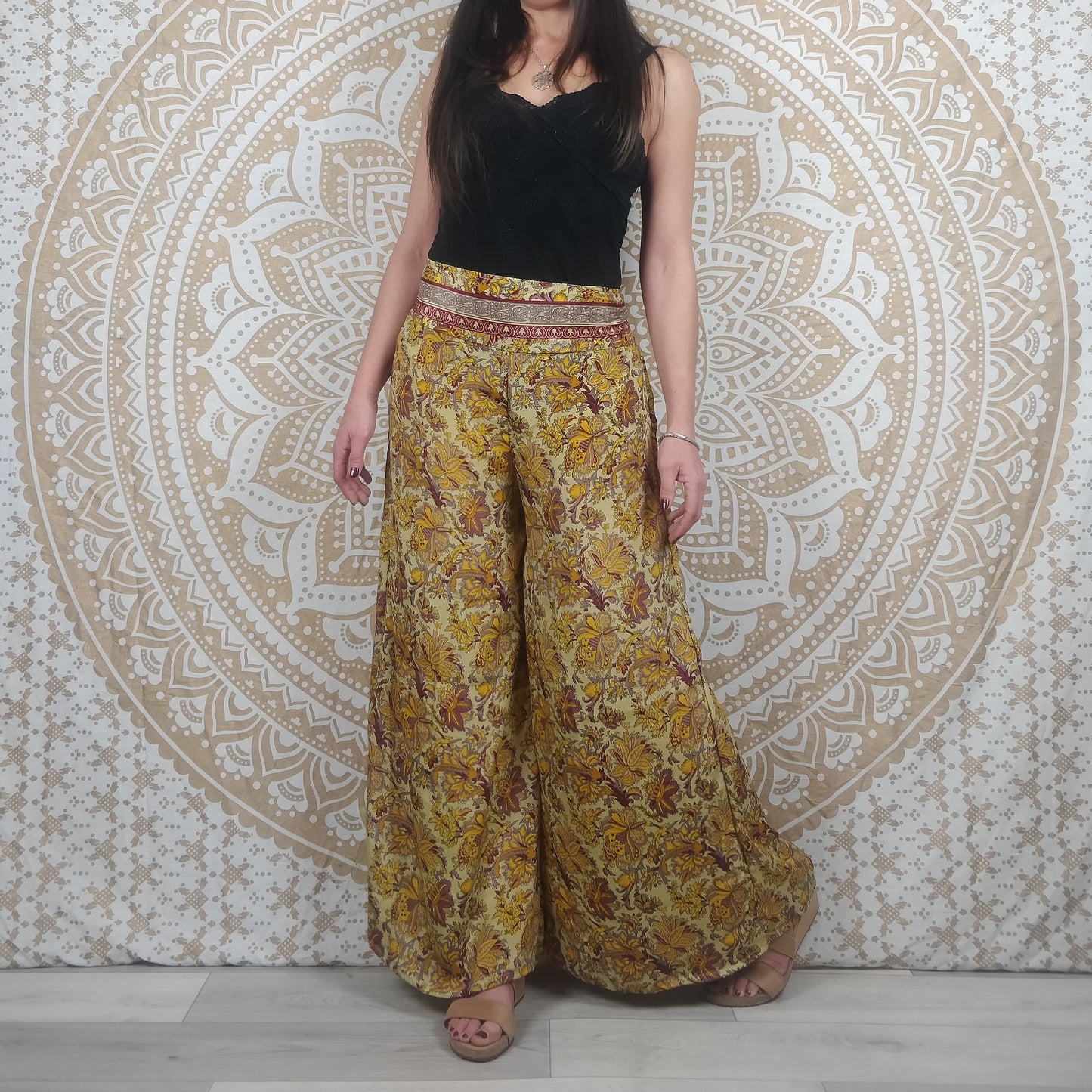 Pantalon femme Ajeeta en soie indienne. Pantalon boho ample, coupe droite. Imprimé fleuri jaune