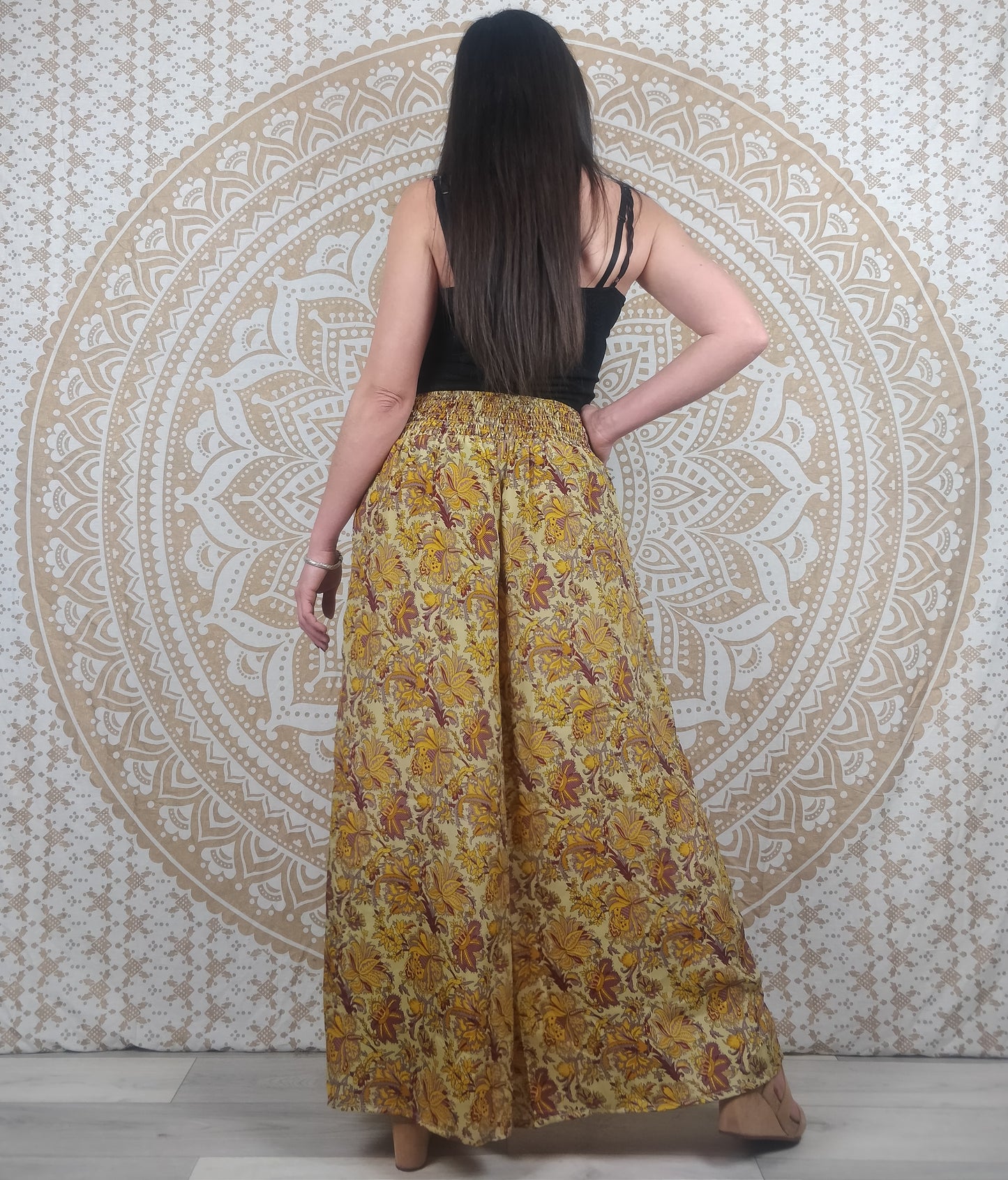 Pantalon femme Ajeeta en soie indienne. Pantalon boho ample, coupe droite. Imprimé fleuri jaune