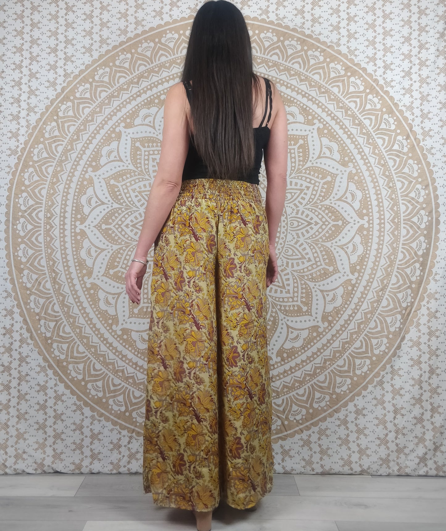 Pantalon femme Ajeeta en soie indienne. Pantalon boho ample, coupe droite. Imprimé fleuri jaune