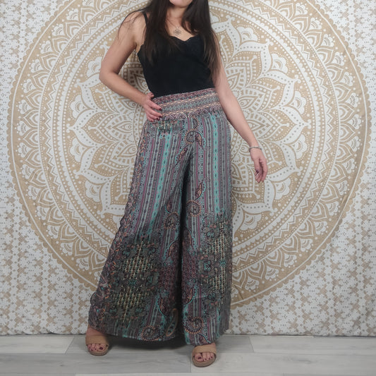 Pantalon femme Ajeeta en soie indienne. Pantalon boho ample, coupe droite. Imprimé ethnique violet